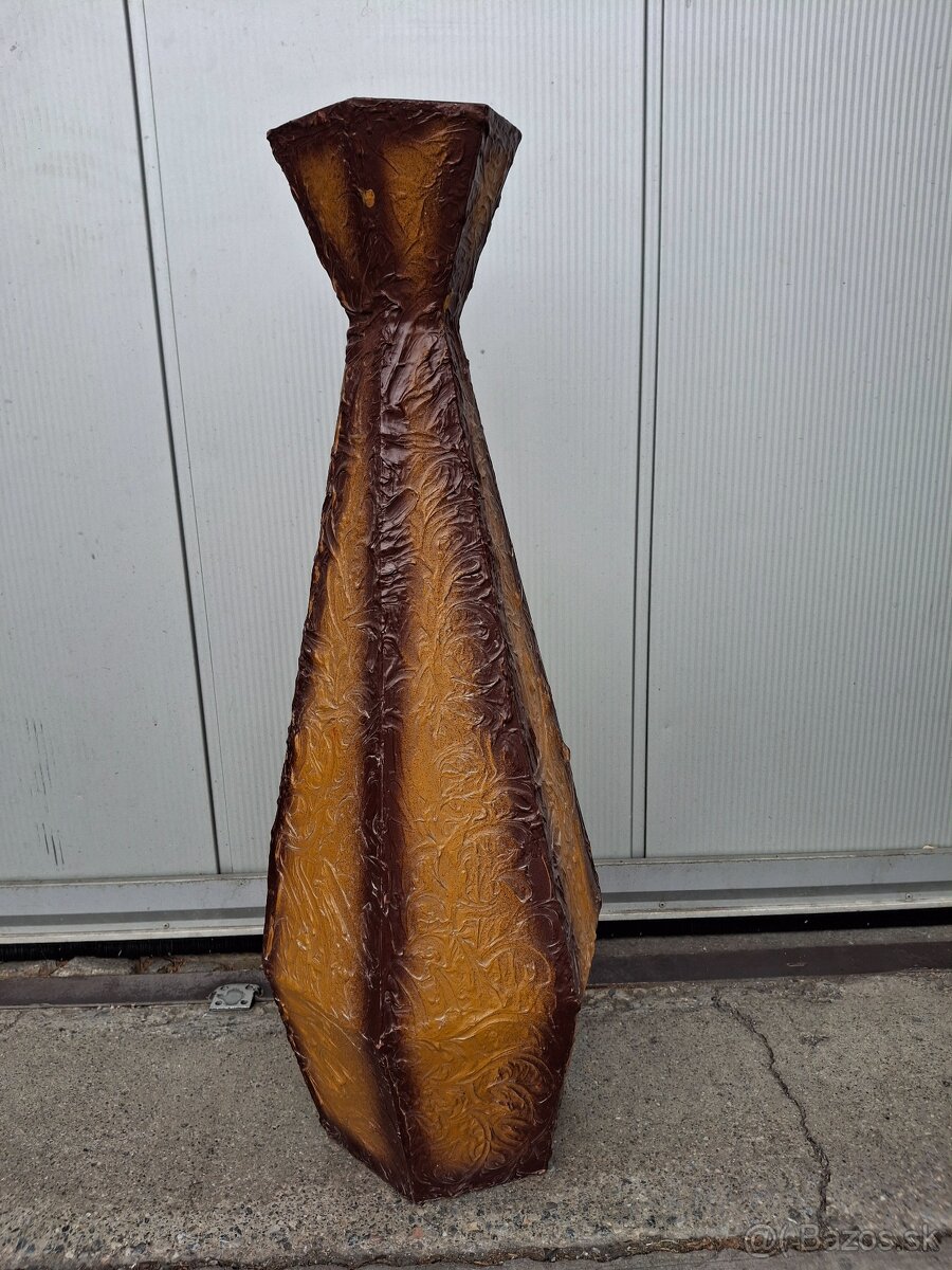 Vysoká kovová váza