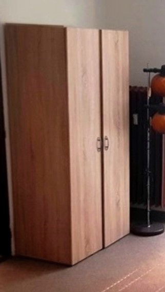 šatníková skriňa , stolik, kuchynský stôl, malá skrinka,lamp