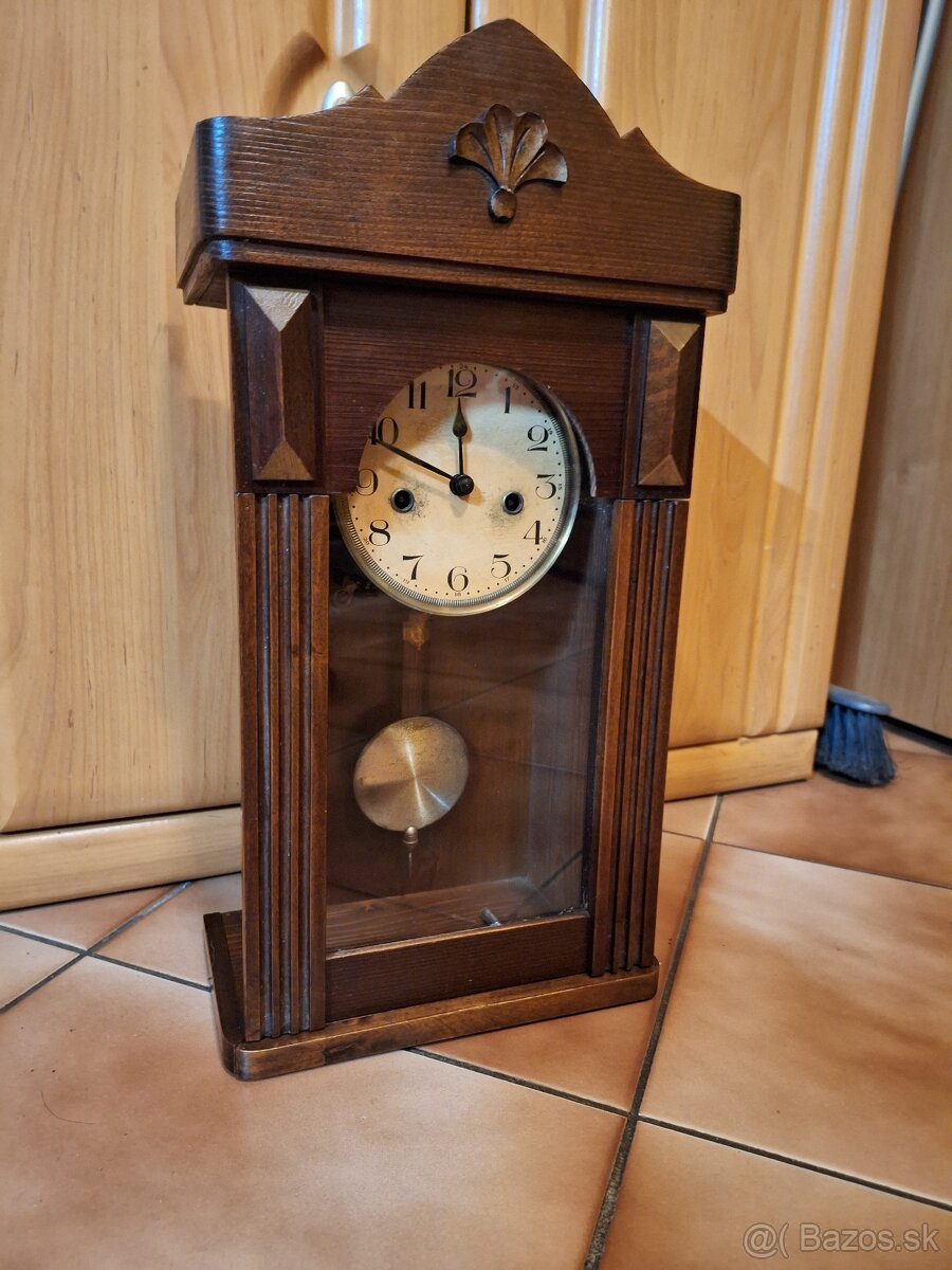 Staré nástenné hodiny