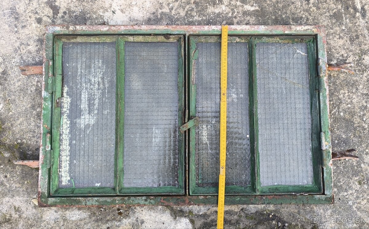 Okno s kovovym ramom 50x80 cm