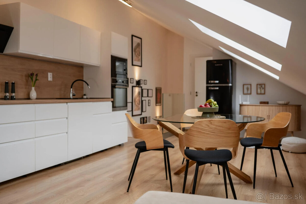 ŠTÝLOVÝ PODKROVNÝ BYT V SRDCI TRNAVY | 95 m²