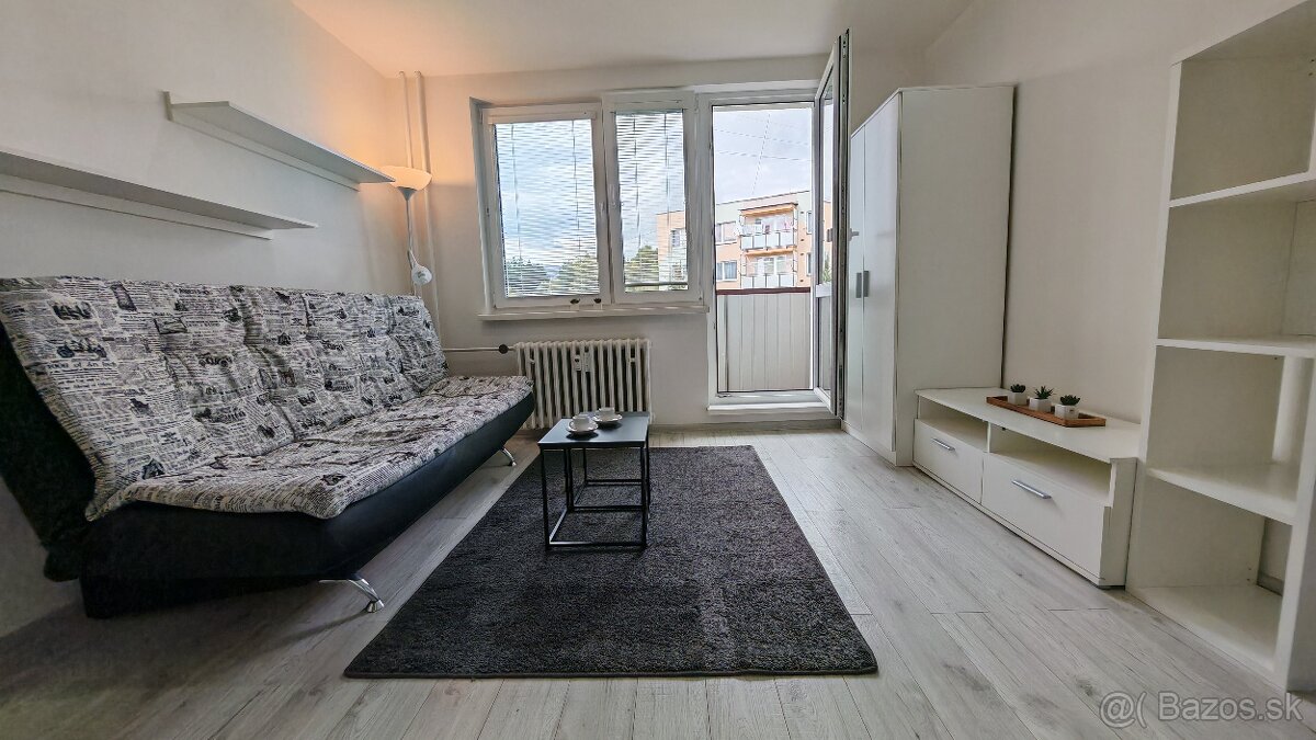 Zariadená moderná garsónka s balkónom - Chočská