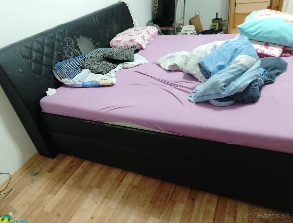 Manželská posteľ