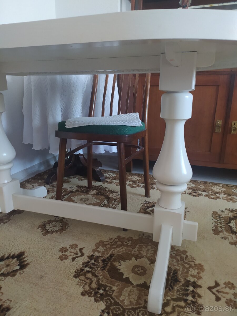 Ovalny stol, masiv, biely.