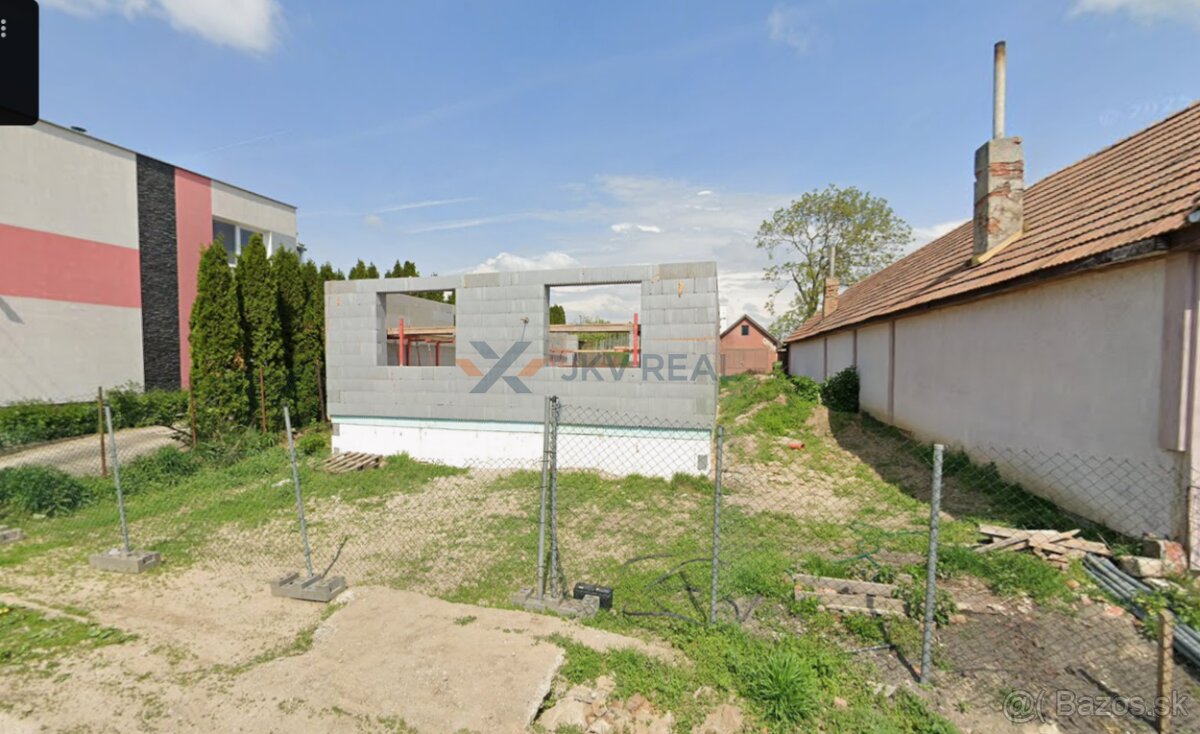 Rozostavaný dom na 597 m² pozemku – Sasinkovo