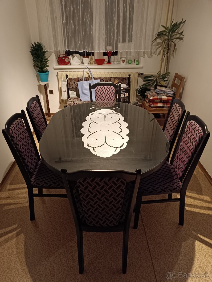 Jedálenský stôl so 6 stoličkami