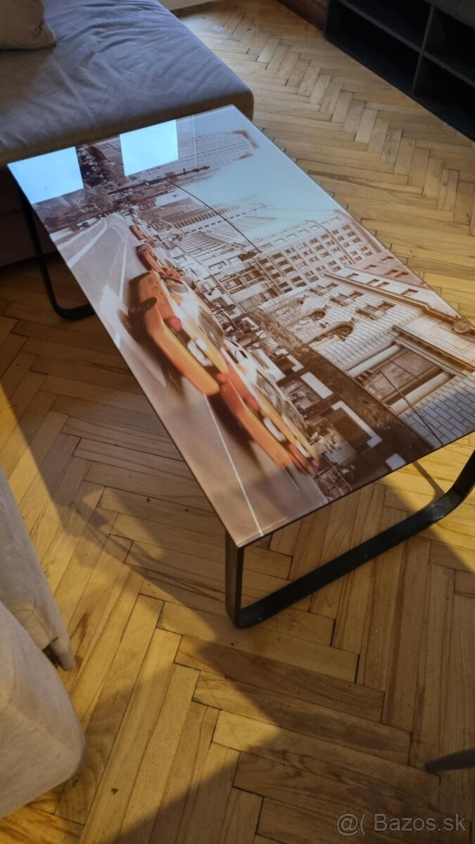 REZERVOVANÉ Darujem sklenený konferenčný stolík