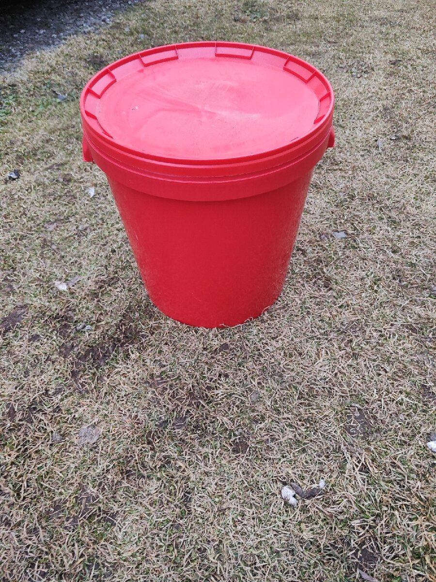 Plastová nádoba 33l s vekom