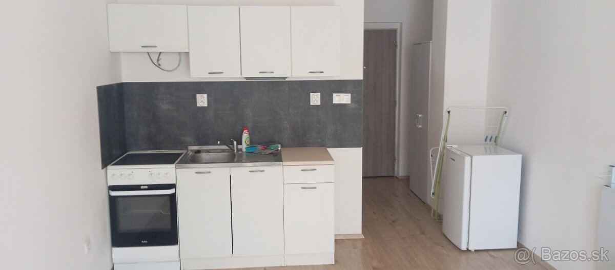 Mala kuchynska linka a rozny nabytok