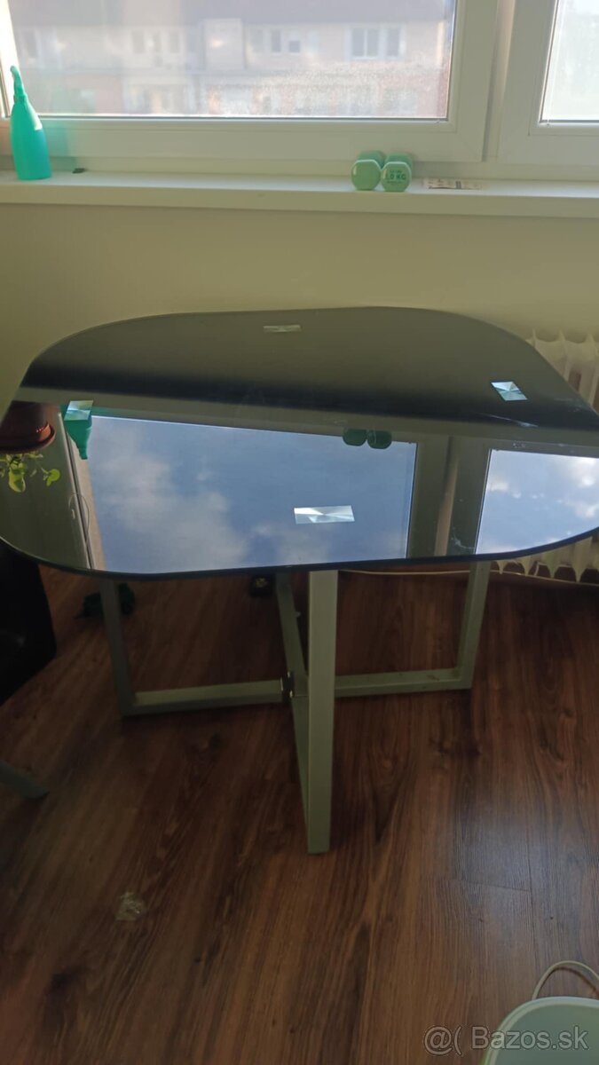Sklenenný stôl a stoličky