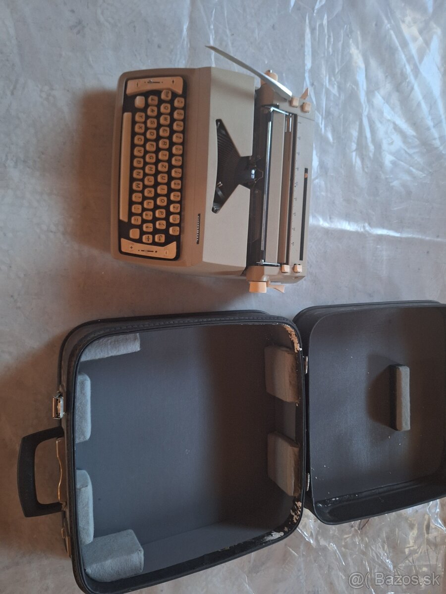 Písací stroj s kufríkom