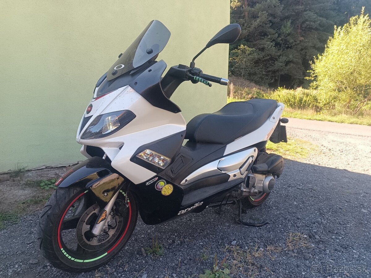 Aprilia SR max 300