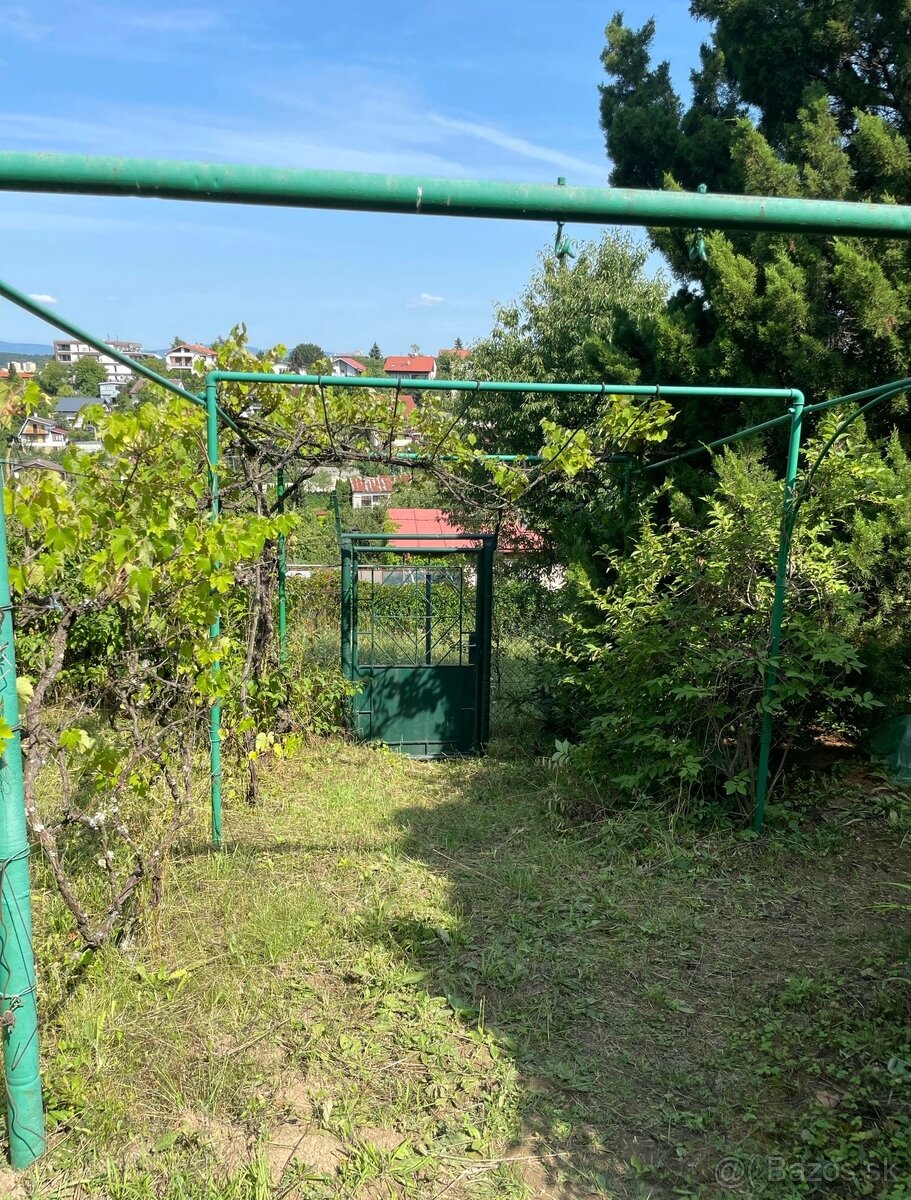 Záhrada s murovanou chatkou