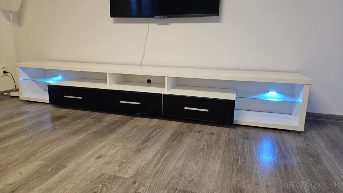 stolík pod TV