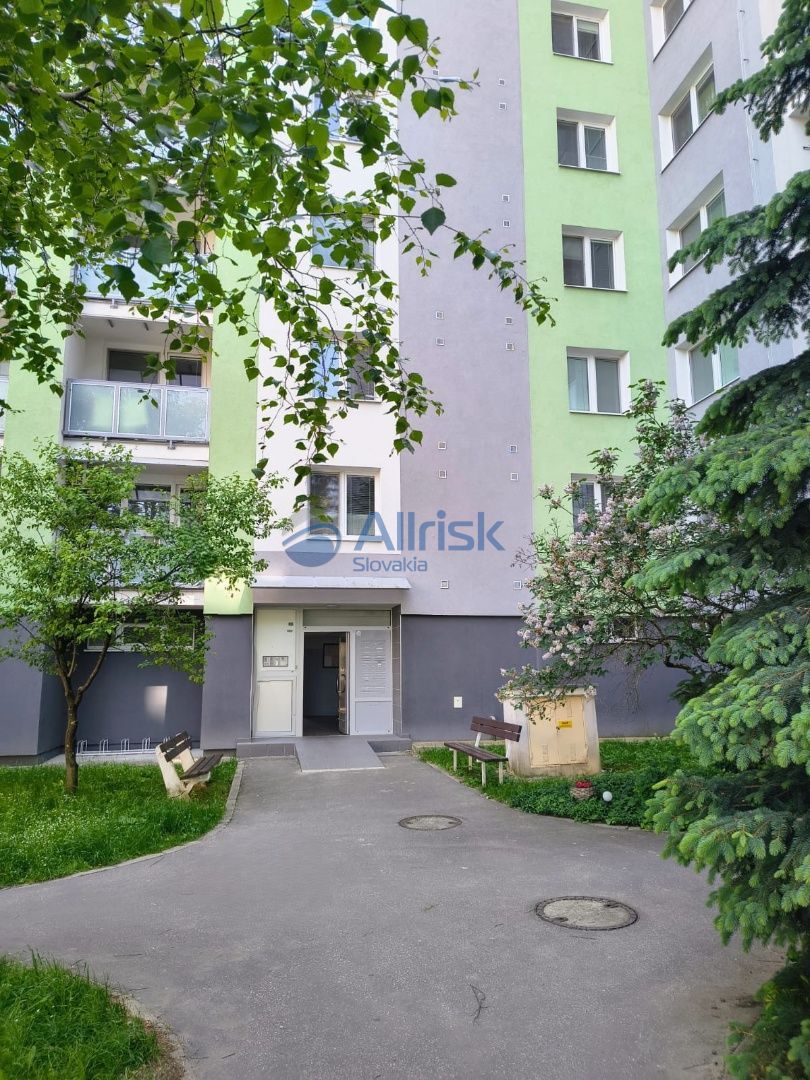 Prenájom 3-izbového bytu ideálneho pre rodinu s deťmi – Pieš