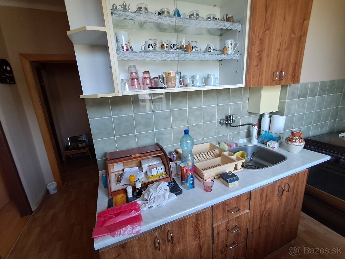 Predám staršiu kuchybskú linku aj s riadom a hrncami