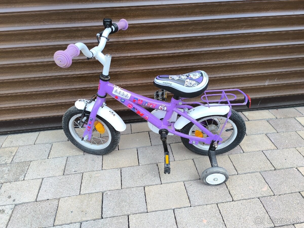 detský bicykel s pomoc koliekami