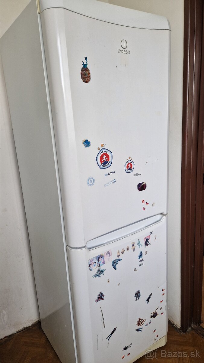 Chladnička s mrazničkou INDEZIT