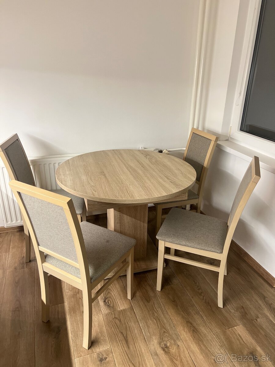 Rozkladací stôl so stoličkami