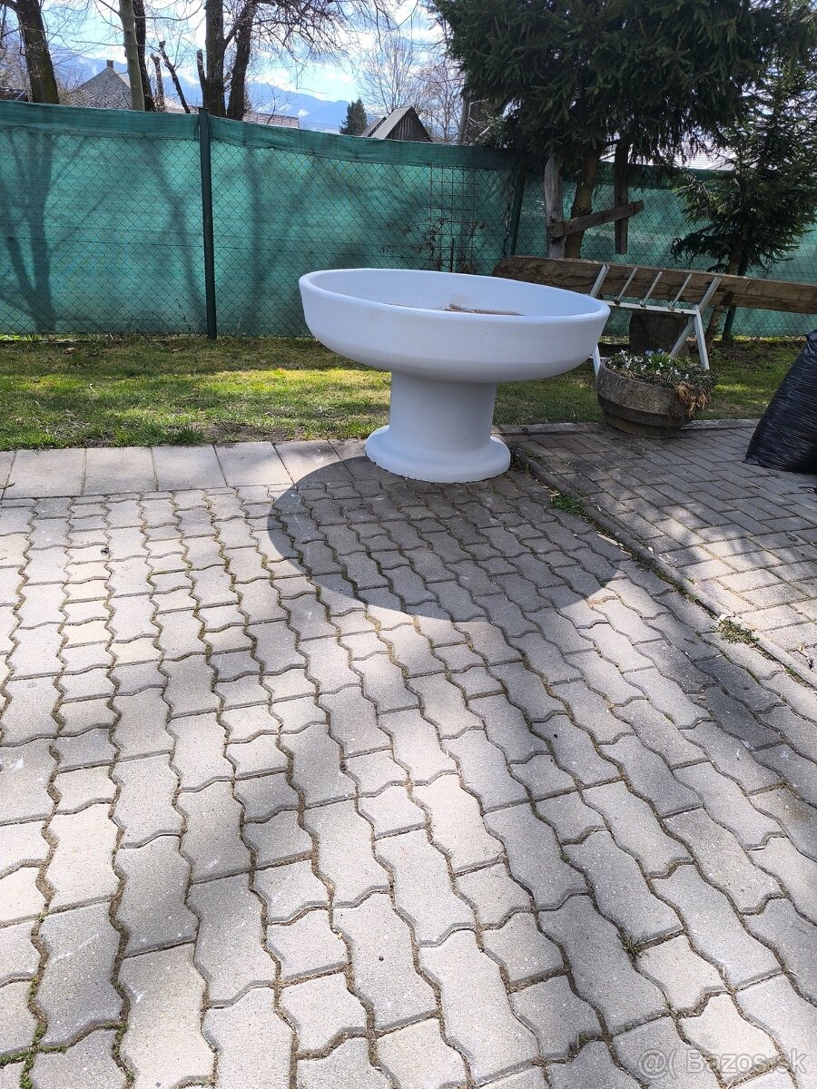 veľký betónový kvetináč