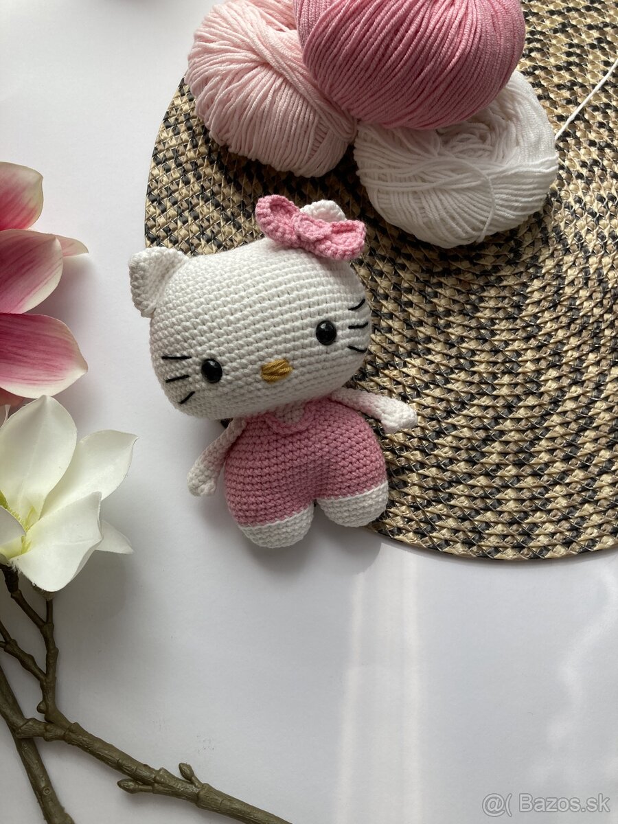 Malá háčkovaná hračka Hello Kitty