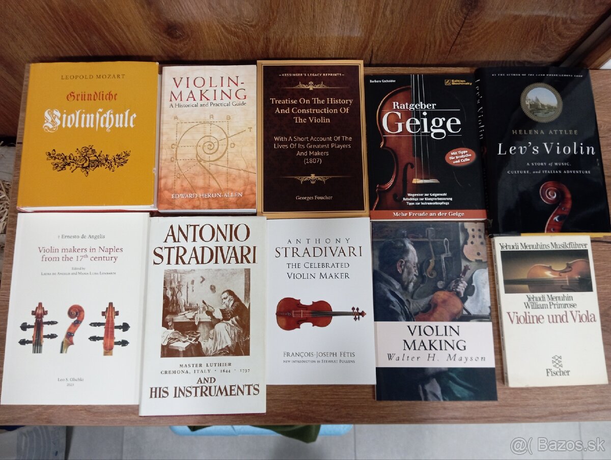 Knihy, husle a nástroje.