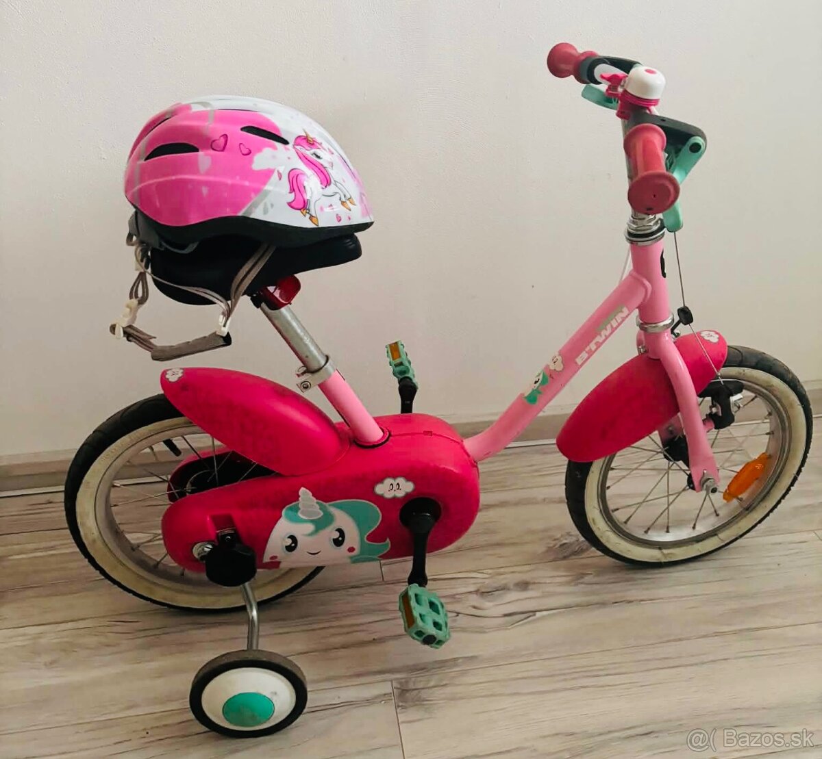 Bicykel s prilbou jednorožec