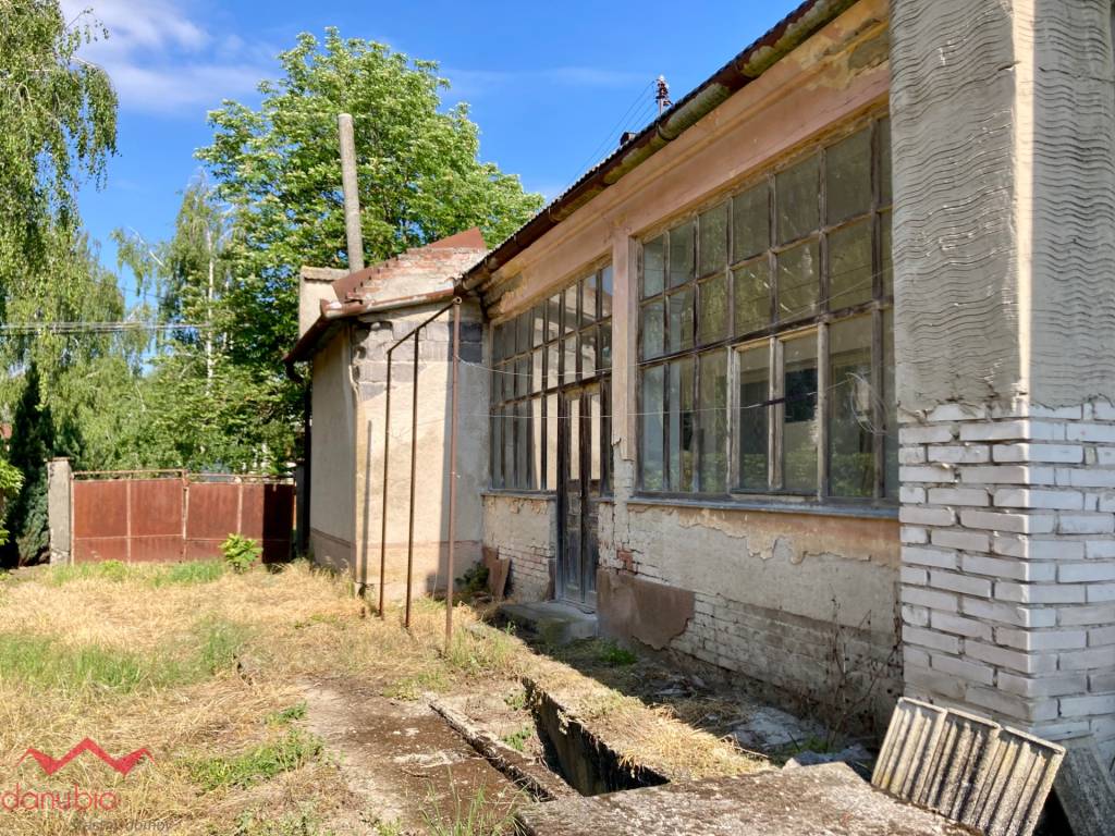 Pozemok /1496m2/ so starým rodinným domom, Vlčany
