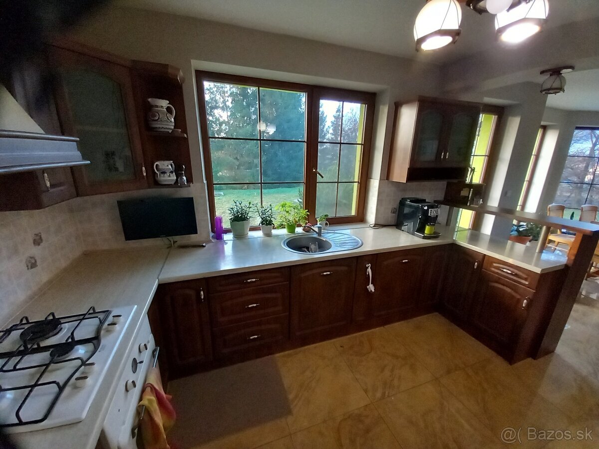 Predám kuchynskú linku aj so spotrebičmi.