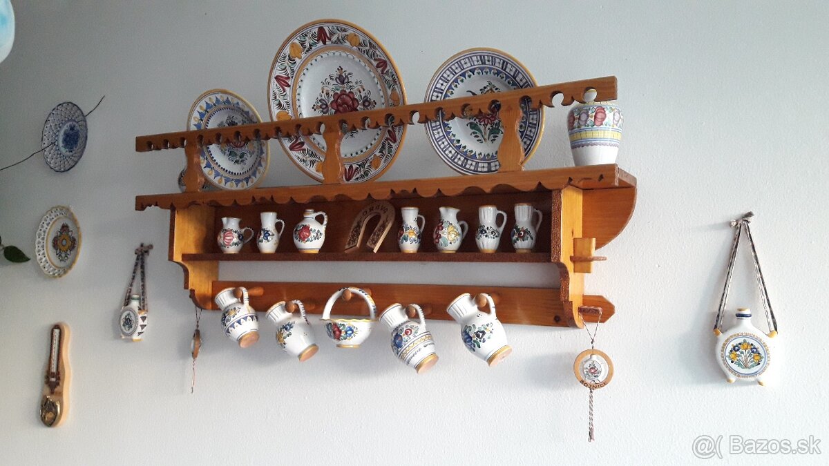 Veľa modranskej keramiky s policou