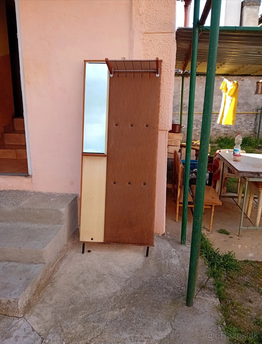 Predám vešiakovu stenu za 10 eur.