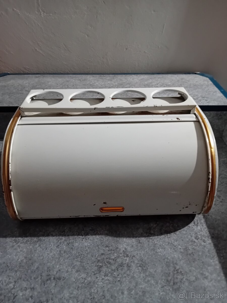 retro chlebnik s držiakom na koreničky