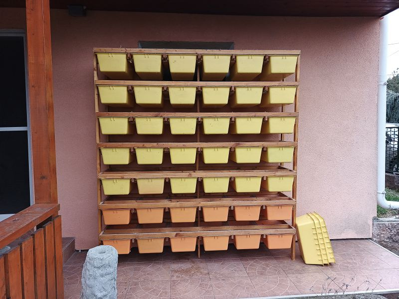 Regál z T3 z bedňami a mrazené hlodavce