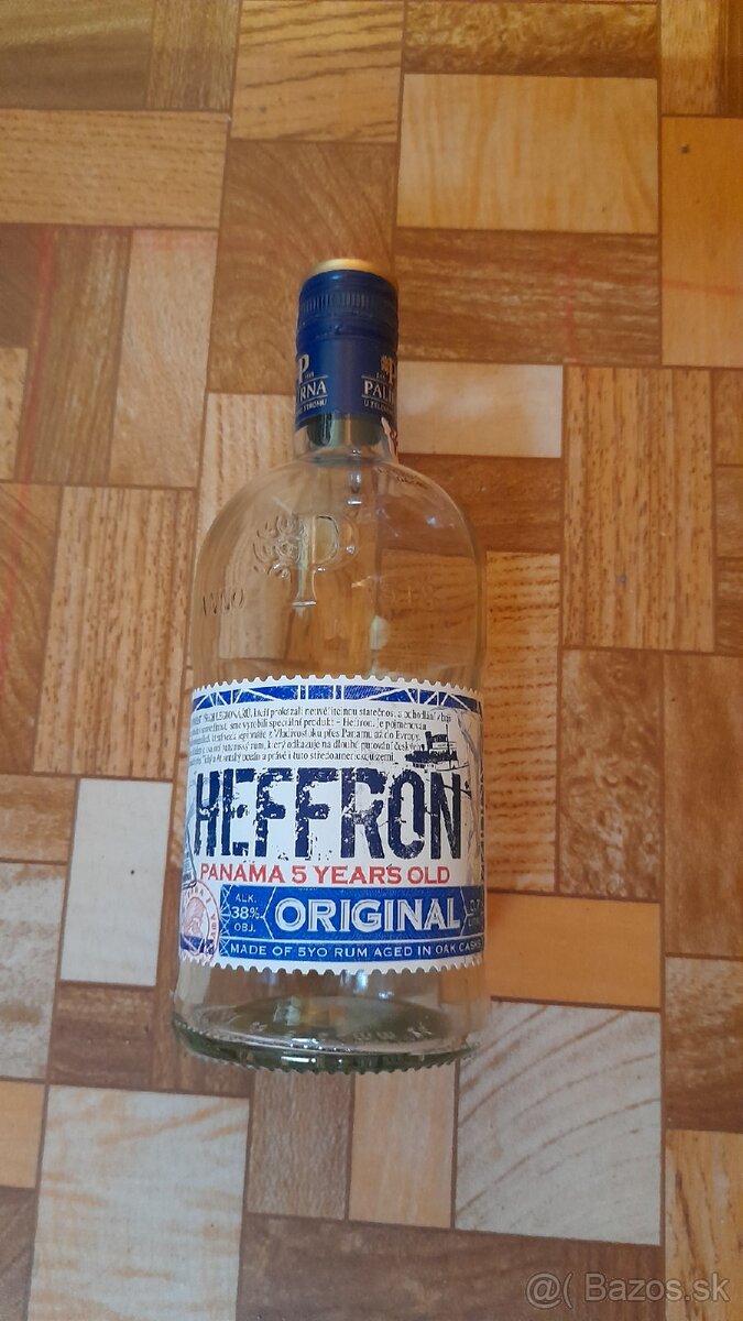 Prazdne flase od rumu Hefron (aj s uzavermi)