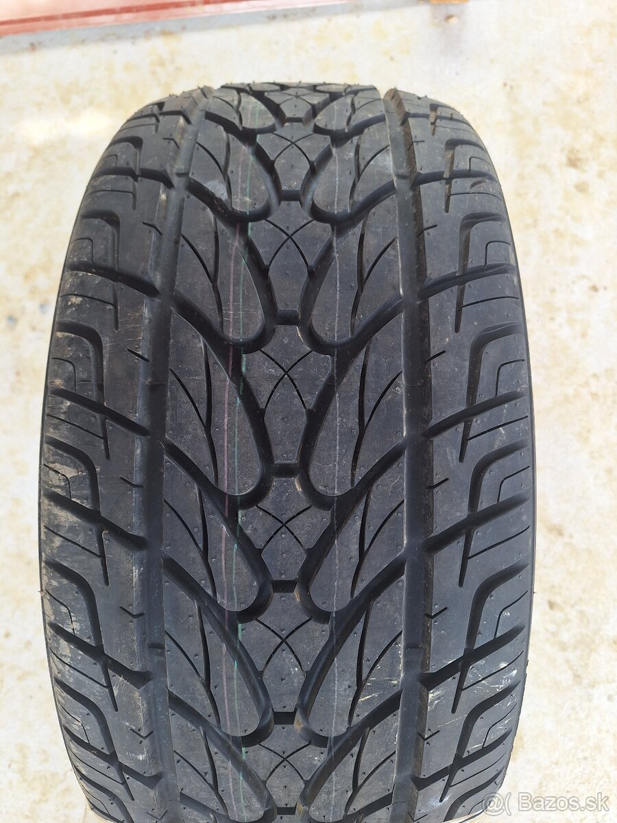 275/40R20 kumho