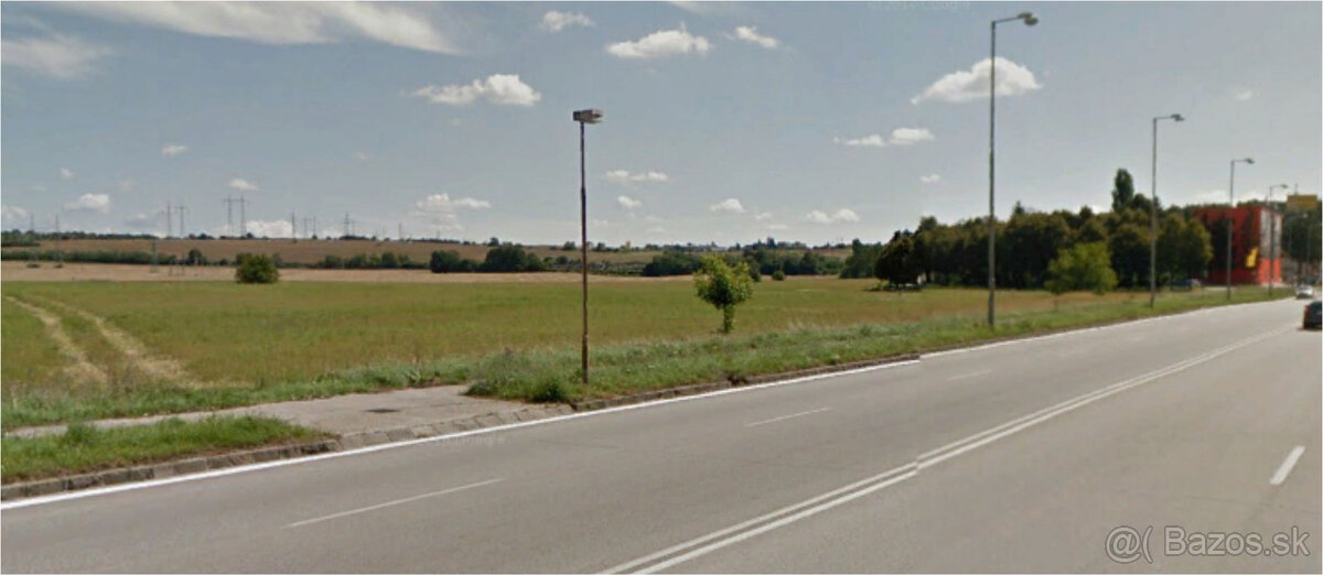 Veľký pozemok v Leviciach, Koháryho ul.,vedľa výpadovky