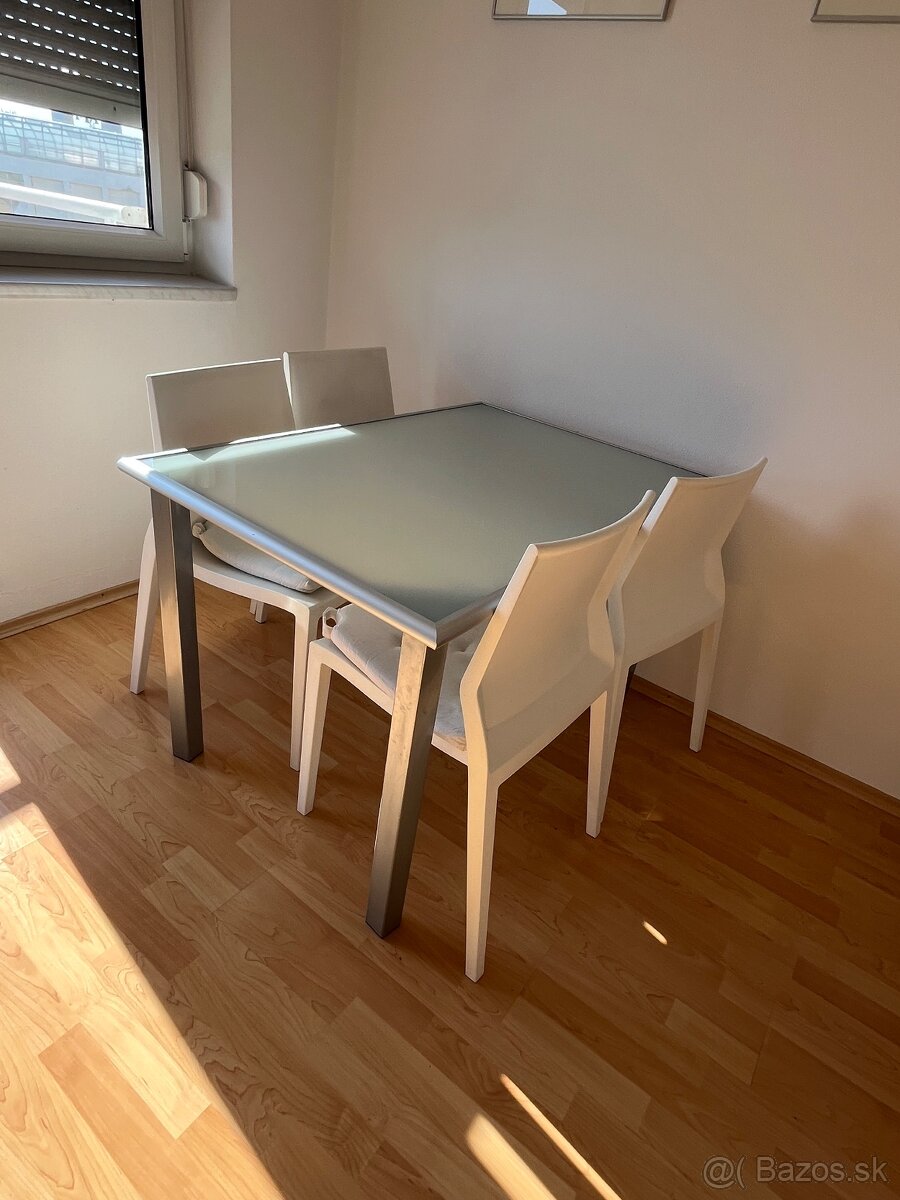 Jedalensky stol a 4 stolicky