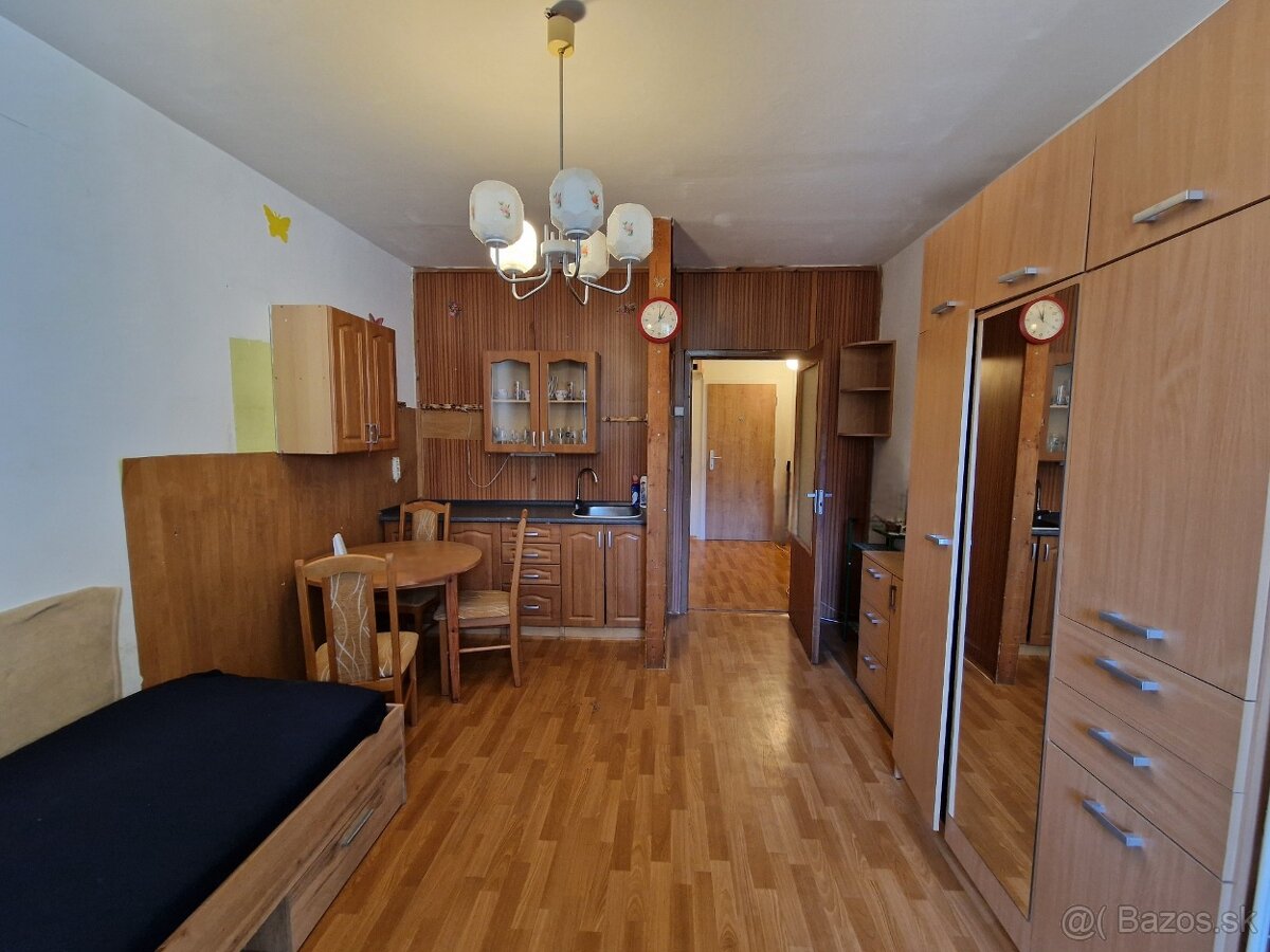 Garsónka s balkónom v Seredi na predaj