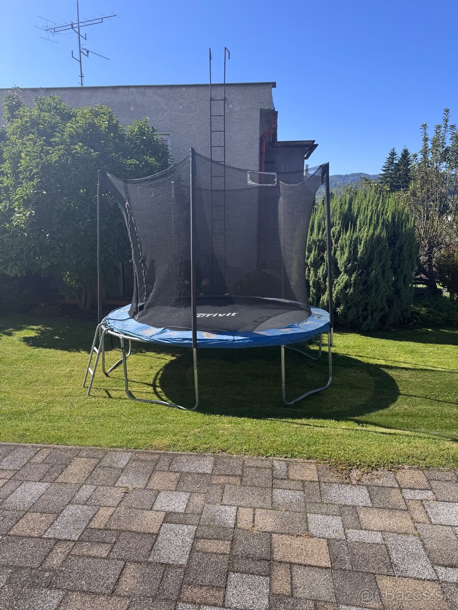 trampolína so sieťou a rebríkom