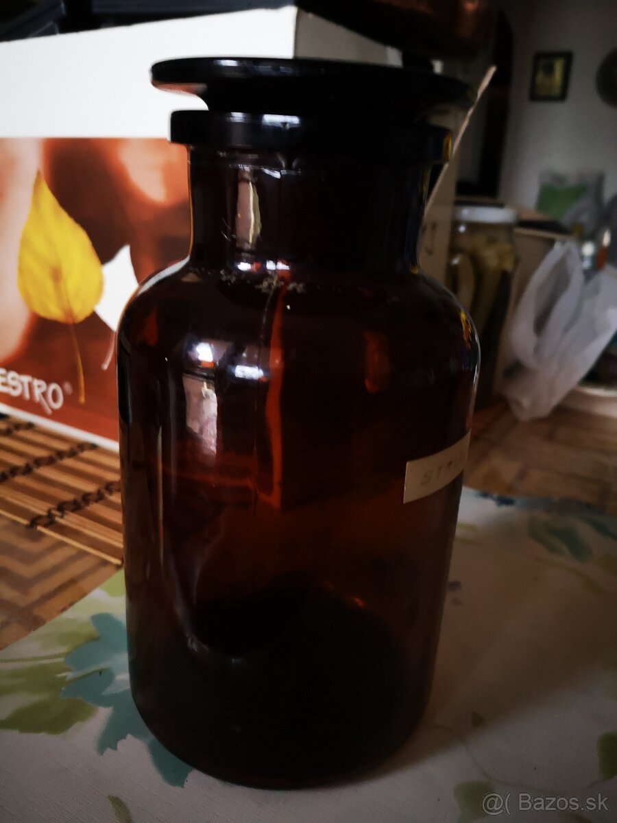 Predám prachovnicu - dózu ,brúsená zátka, tmavé sklo