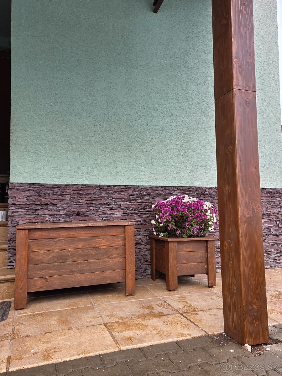 Drevený kvetinač a box s uložným priestorom
