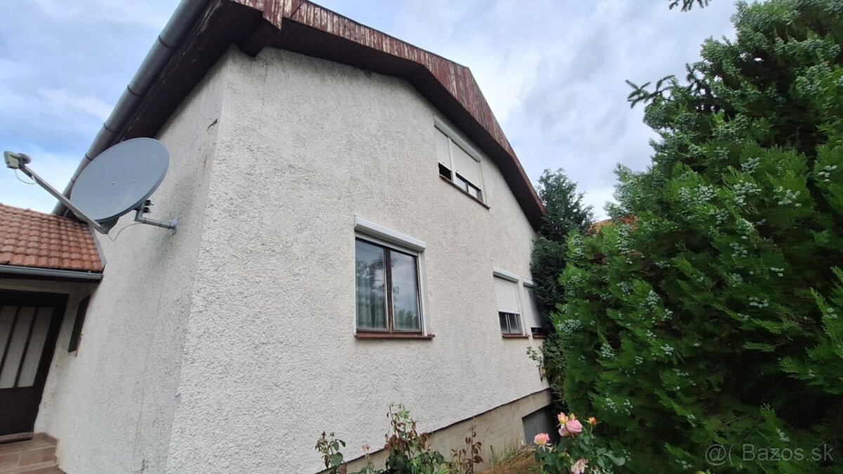 PREDAJ-4 izbový poschodový rodinný dom s garážou v Nesvadoch
