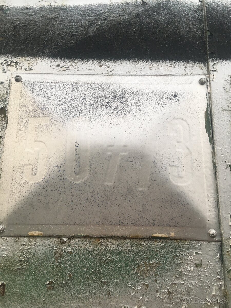 Garáž s pozemkom a cestou pred garážami