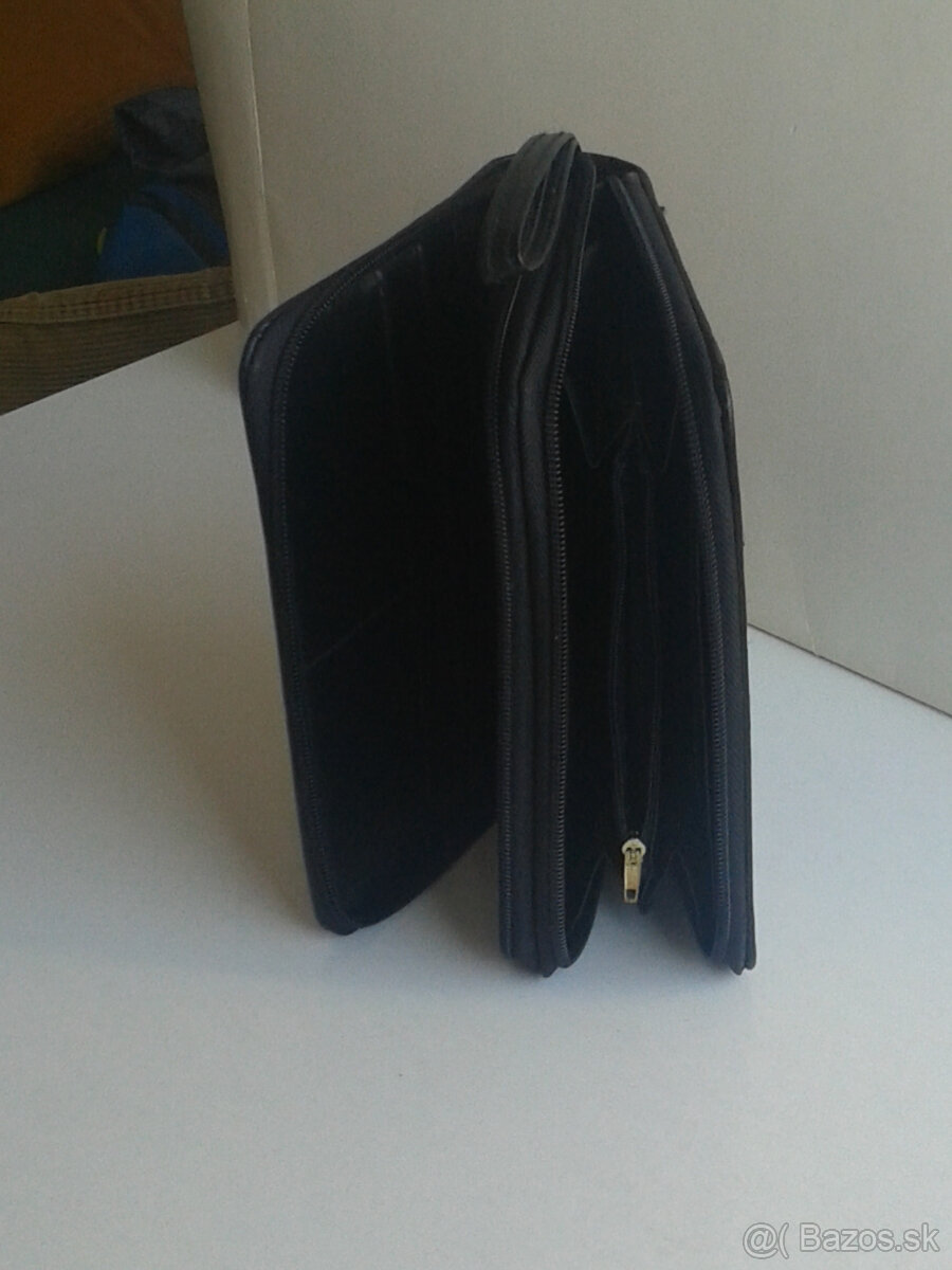 Elegantná malá pánska taška.