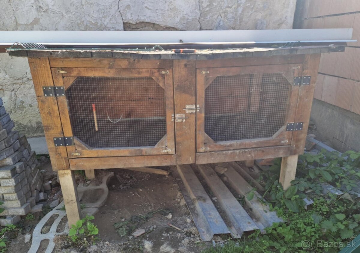 Zajačník s masívneho dreva