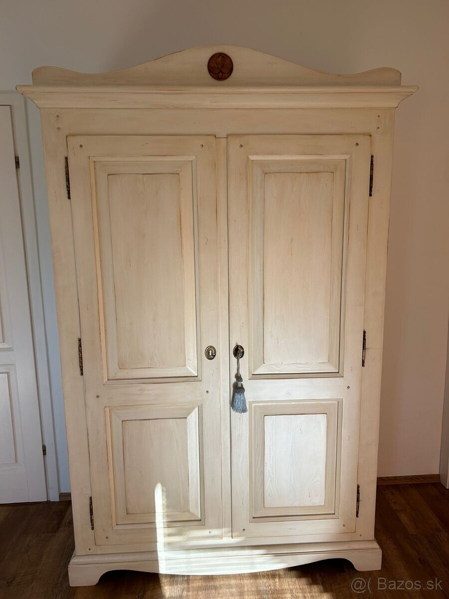 Krásna masívna skriňa