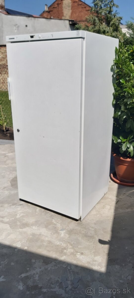 Lednice Liebherr výška 170cm.Vlezou tam i velké přepravky