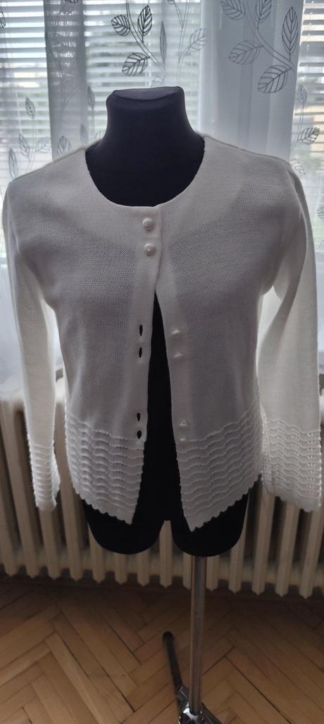 Biely elegantný svetrík veľkosť 140