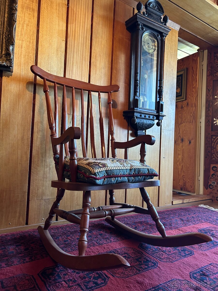 Starožitné hojdacie kreslo – masívne drevo (450 €)