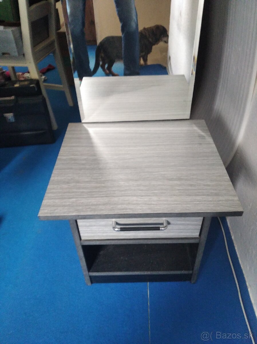 Predám nočné stolíky a stolík so zrkadlom